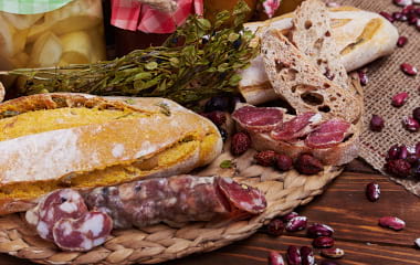 table avec pain de saucisse de porc noir avec farine de céréales siciliennes anciennes et haricots biologiques